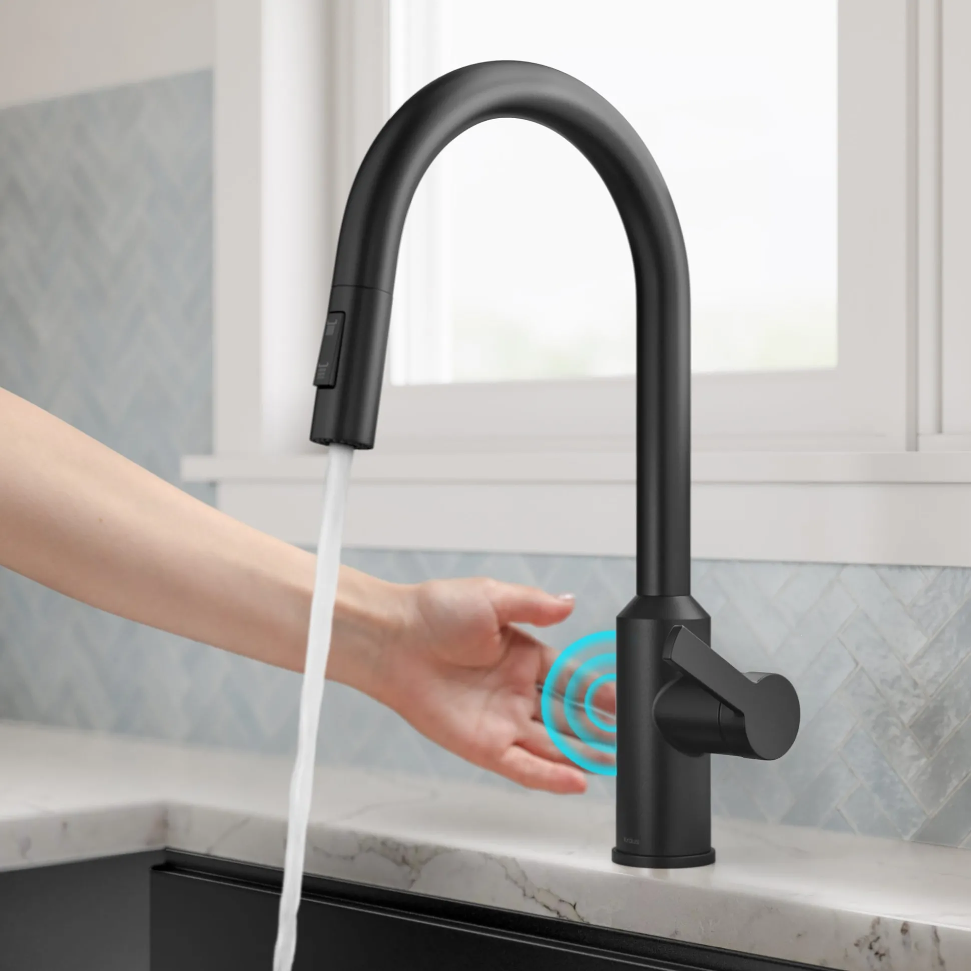 Touchless Sensor Pull-Down Single Handle Kitchen Faucet in Matte Black